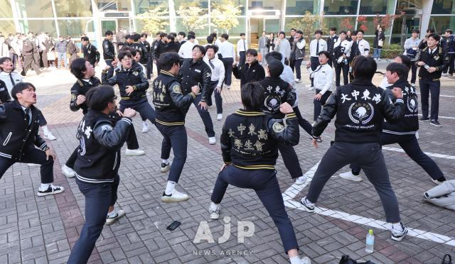 12일 서울 강남구 중동고등학교에서 학생들이 응원전을 펼치고 있다