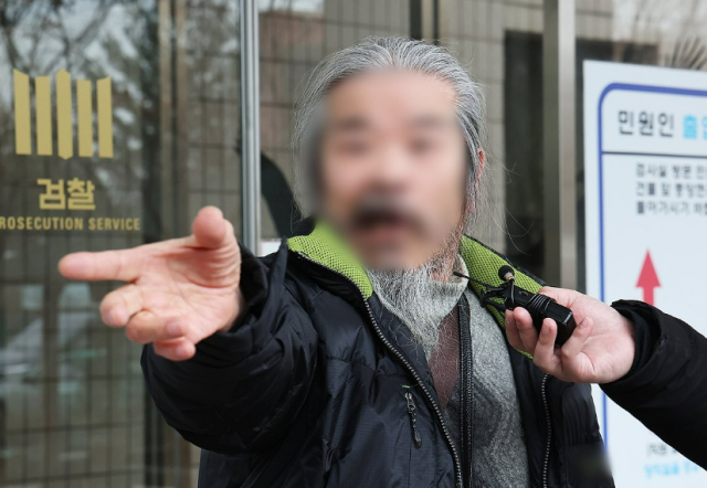 야간외출 제한 명령을 어기고 집을 나섰다 적발돼 전자장치 부착 등에 관한 법률 위반 혐의로 불구속 기소된 아동 성범죄자 조두순이 작년 3월 11일 경기도 안산시 수원지방법원 안산지원에서 열린 첫 공판을 마치고 나오며 취재진 질문에 답하고 있다 사진연합뉴스