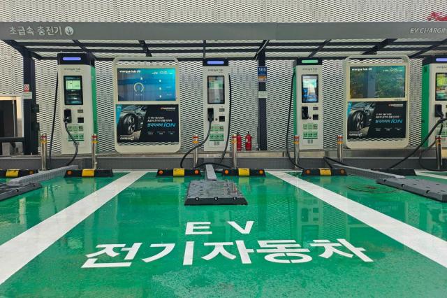 충전소 중앙에 고정된 전기차 화재진압설비살수 노즐 플레이트 사진GS칼텍스