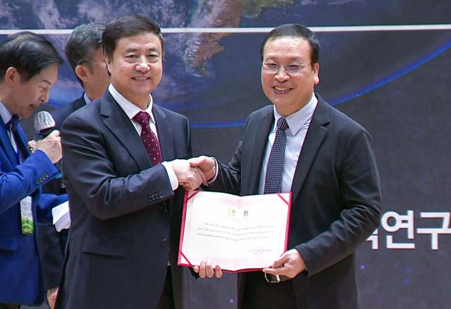 자오강 GIC본부 사무총장이 GIC부회장 겸 GIC 국제환경에너지본부 총괄대표 이영철 회장을 위촉하고 있다 GIC IHEE 제공