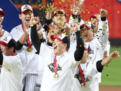 [주목! 이 선수] 옵션 미충족으로 FA…KS MVP 김현수, 신의 한 수 될까