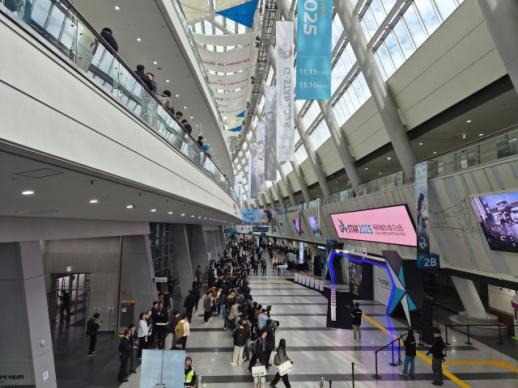 [지스타 2025] 벡스코 모인 전 세계 게이머들…지스타 2025 뜨겁게 개막