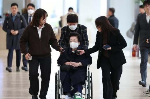 금거북이·세한도…이배용, 김건희 청탁 의혹 속 특검 재출석