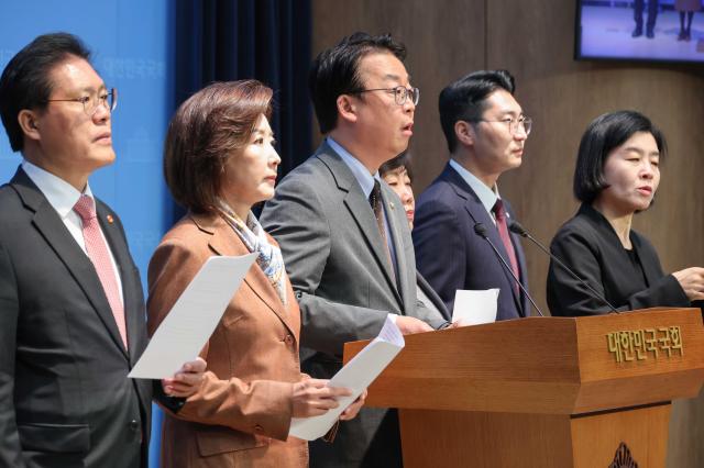 국회 법제사법위원회 소속 국민의힘 의원들이 13일 서울 여의도 국회 소통관에서 최근 대장동 사건 재판에 대한 검찰의 항소 포기와 관련해 형사소송법 개정안 발의 기자회견을 하고 있다사진연합뉴스