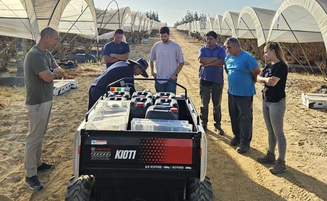 대동로보틱스 사업 부문 감병우 전무가 스페인 후엘바 지역의 호티프룻 베리 농장에서 관계자들에게 자율주행 운반 로봇의 기능을 설명하고 있다 사진대동