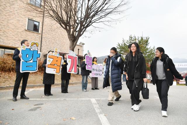 강원 화천군과 화천교육지원청 임직원 학부모 교사 후배들이 2025학년도 대학수학능력시험일인 13일 오전부터 고사장인 화천고교 앞에서 수험생들에게 뜨거운 응원을 보냈다 최문순 화천군수는 “화천의 수험생들이 그동안 최선을 다한 만큼 최고의 성과를 거두기를 모든 군민과 한마음으로 간절히 기원한다”고 말했다 한편 이날 접경지역에는 포사격 소리와 헬기 이착륙 소리조차 들리지 않았다사진화천군