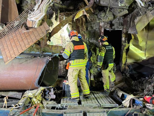 지난 12일 울산화력발전소 보일러 타워 붕괴 사고 현장에서 소방 구조대원들의 구조작업이 진행되고 있다 사진울산소방본부