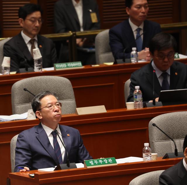 정성호 법무부 장관이 13일 국회에서 열린 예산결산특별위원회 전체회의에 출석해 있다 20251113