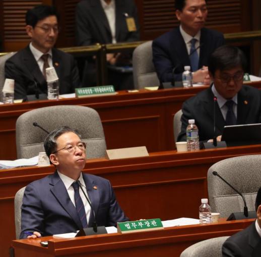 정치적 수사 vs 2심 판단 기회 날려…항소 포기 2차 공방