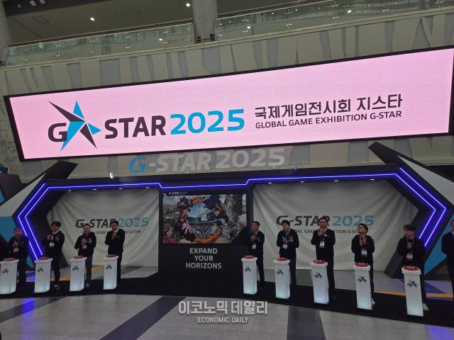 13일 오전 10시 부산 해운대구 벡스코에서 열린 ‘지스타 2025’ 개막식에서 내빈들이 기념촬영을 하고 있다사진선재관 기자