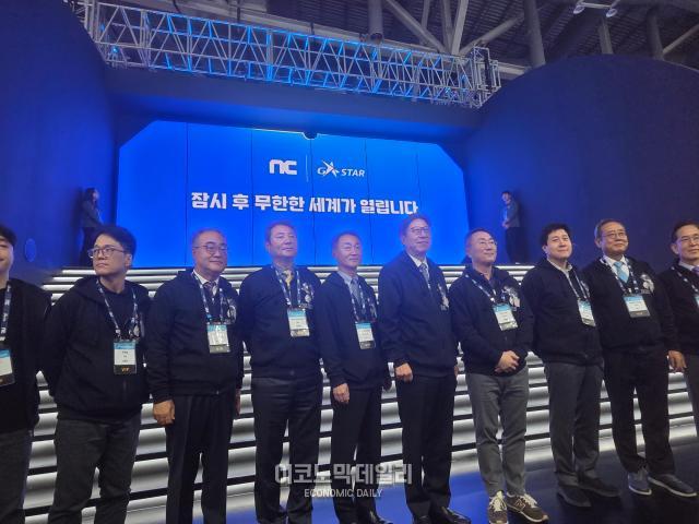 13일 오전 10시 부산 해운대구 벡스코에서 열린 ‘지스타 2025’ 개막식에서 내빈들이 엔씨 부스를 관람 하고 있다사진선재관 기자