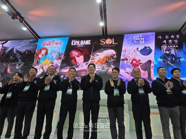 13일 오전 10시 부산 해운대구 벡스코에서 열린 ‘지스타 2025’ 개막식에서 내빈들이 넷마블 부스를 관람 하고 있다사진선재관 기자