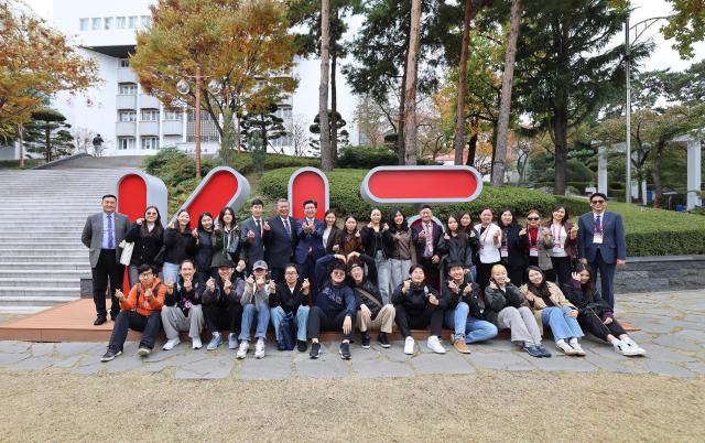 몽골 셀렝게도 방문단과 경남정보대에 재학중인 몽골 유학생들이 교내 민석광장에서 기념 촬영을 하고 있다사진경남정보대