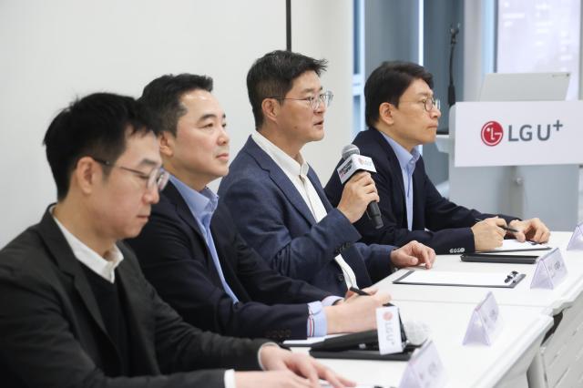 왼쪽부터 이진혁 ixi-O개발Task상무 이상엽 CTO전무 이재원 Consumer부문장부사장 최윤호 AI Agent추진그룹장상무 사진LG유플러스