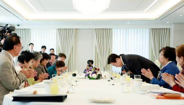 이재명 대통령이 13일 용산 대통령실에서 열린 민주화실천가족운동협의회 초청 오찬 간담회에서 참석자들에게 인사하고 있다 사진연합뉴스