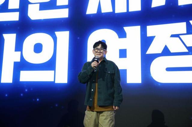 이성구 엔씨소프트 최고사업책임자CBO 겸 호라이즌 스틸 프론티어스 총괄 프로듀서가 13일 부산 지스타2025 에서 열린 엔씨소프트 오프닝 세션에서 신작을 소개하고 있다사진엔씨소프트
