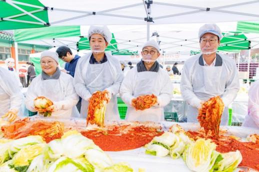 배정수 의장, 용주사 사랑의 김장 담그기 봉사활동 참석…따뜻한 나눔 실천