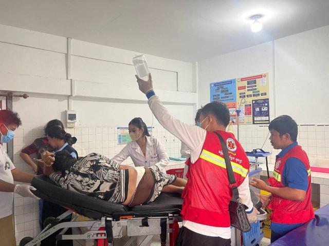 캄보디아와 태국 간 총격전이 발생한 가운데 12일현지시간 캄보디아 반띠어이미언쩨이주 쁘레이짠 마을의 한 병원에서 의료진이 부상자를 치료하고 있다 사진로이터연합뉴스