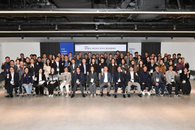 삼성물산 패션부문 동반성장데이에 참가한 협력사 대표들이 기념촬영을 하고 있다 사진삼성물산 패션부문