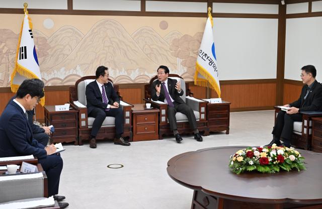 유정복 인천광역시장이 13일 시청 대접견실에서 열린 글로벌 녹색기후 선도도시를 조성을 위한 업무협약식에서 임상준 한국환경공단 이사장과 협력방안 등을 논의하고 있다 사진인천시