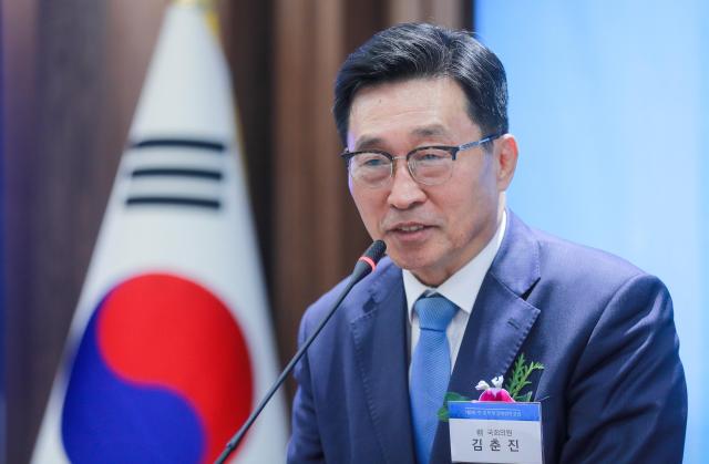 前国会议员金椿镇在第五届中韩未来经济合作论坛上致辞。