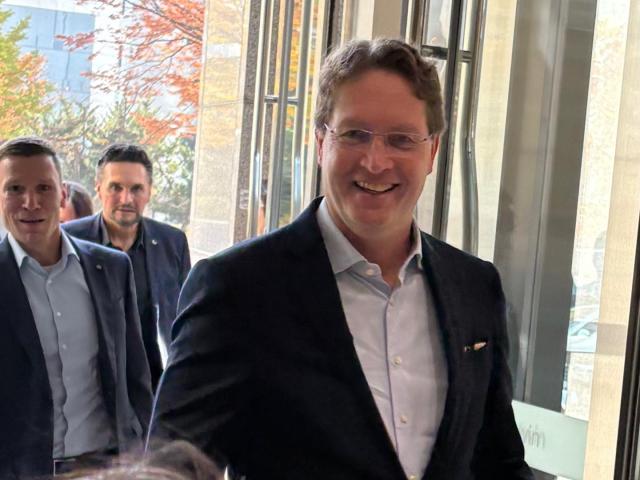 올라 칼레니우스 메르세데스-벤츠 회장이 13일 오후 1시 30분쯤 여의도 LG트윈타워를 찾아 LG그룹 주요 계열사 최고경영자CEO들과 회동했다 사진연합뉴스