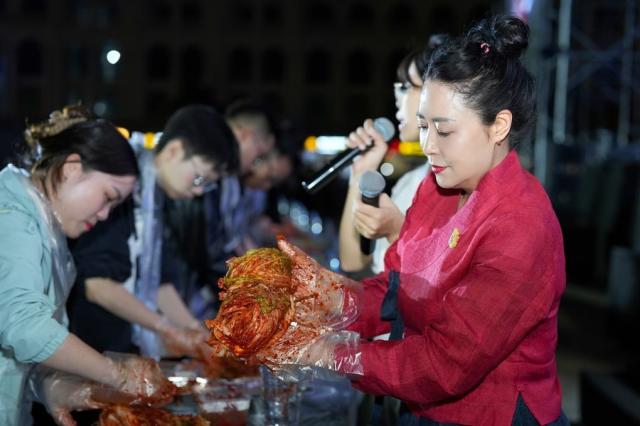 김치를 직접 만들어보는 사람들 