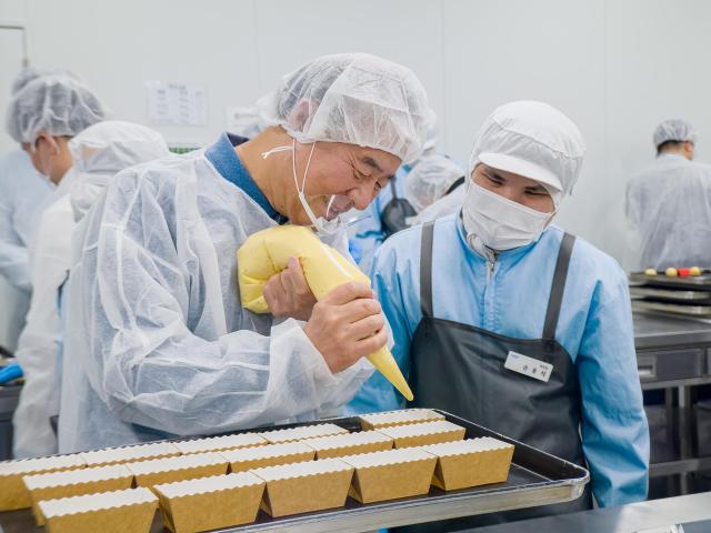 전영현 삼성전자 DX부문장부회장이 지난 10일 경기 용인시 장애인표준사업장 희망별숲을 찾아 쿠키 만들기 봉사에 참여했다 사진삼성전자