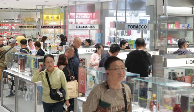 Khách du lịch Trung Quốc đang tham quan cửa hàng miễn thuế Shinsegae Duty Free tại Myeongdong Jung-gu Seoul vào ngày 30 tháng 9 năm 2025 ẢnhYonhap News