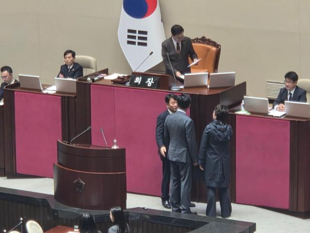 유상범 원내운영수석부대표와 김은혜 정책수석부대표가 13일 본회의에서 우원식 국회의장 자리에 가 김윤덕 장관의 불참을 따지고 있다 사진신지아 수습기자