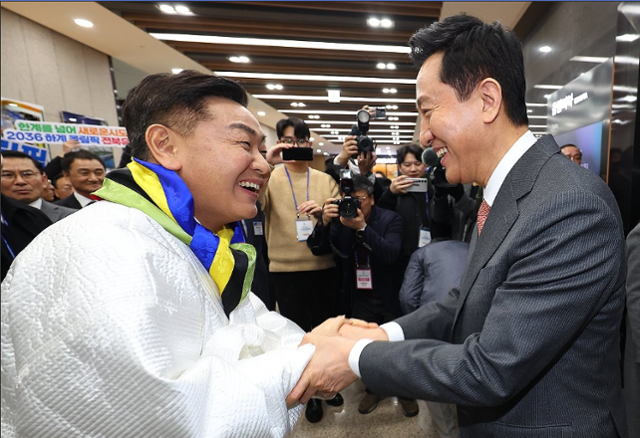 지난 2월 28일 서울 송파구 올림픽파크텔에서 열린 대한체육회 대의원총회에서 2036 올림픽 유치에 도전하는 오세훈 서울시장오른쪽과 김관영 전북지사가 악수를 건네며 인사를 나누고 있다 사진연합뉴스