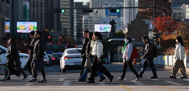  밤사이 찬 공기가 내려와 기온이 뚝 떨어진 10일 서울 광화문역 인근에서 시민들이 출근을 재촉하고 있다 사진연합뉴스