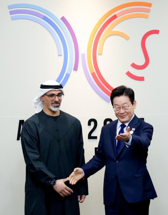 이재명 대통령이 31일 APEC 정상회의 장소인 경북 경주화백컨벤션센터에서 열린 아랍에미리트UAE 칼리드 아부다비 왕세자와의 면담에 앞서 기념 촬영 후 자리를 안내하고 있다사진연합뉴스