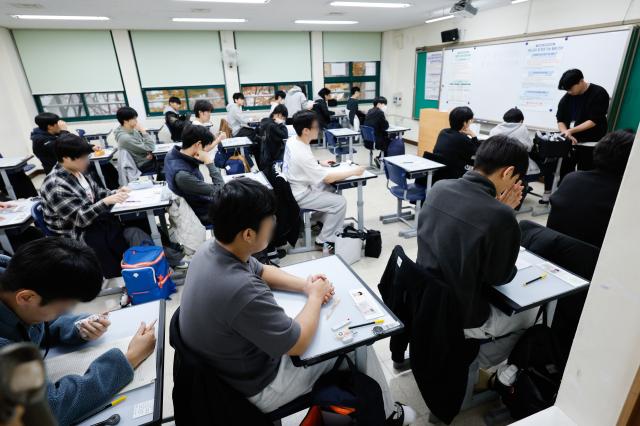 2026학년도 대학수학능력시험일인 13일 서울 종로구 경복고등학교에 마련된 고사장에서 수험생들이 시험 시작을 준비하고 있다 사진공동취재단