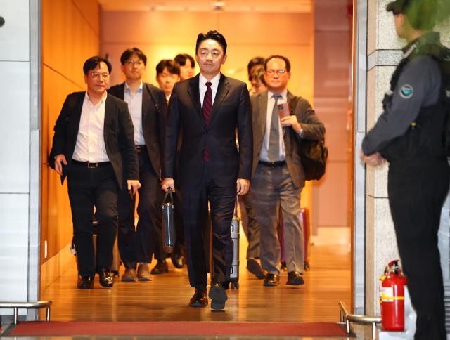 대통령 전략경제협력 특사로 임명된 강훈식 대통령 비서실장이 13일 아랍에미리트UAE 아부다비로 출국하기 위해 인천국제공항 제1여객터미널 출국장에 들어서고 있다 사진연합뉴스