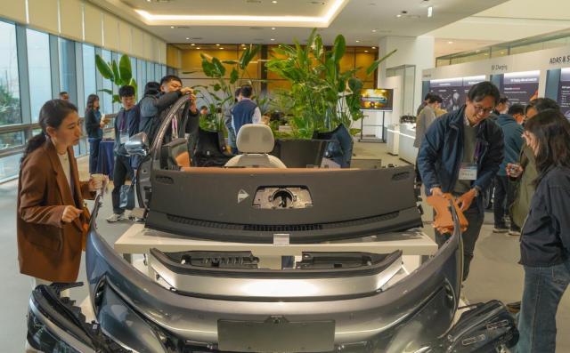 참고사진 LG화학 오산 CS캠퍼스에서 진행된 전기차 소재 콘퍼런스 ‘2025 EM BU Teardown Conference’에서 LG화학 임직원이 고객에게 제품을 설명하고 있다jpg