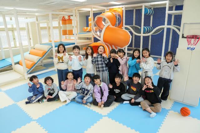 서울 광진구 용마초등학교에서 진행된 2025 포르쉐 드림 플레이그라운드로 만들어진 놀이시설 사진포르쉐코리아