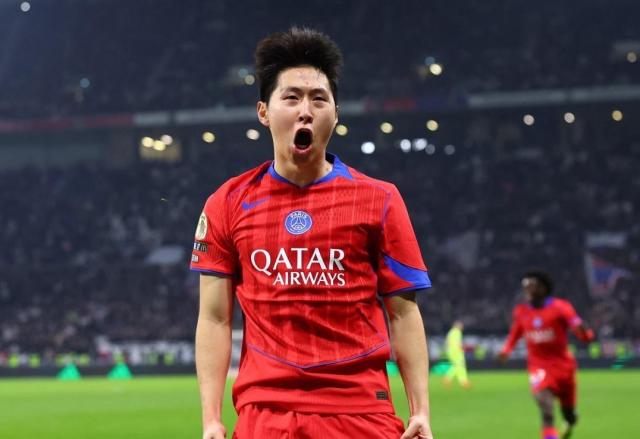 이강인이 PSG 유니폼을 입고 포효하고 있다 사진로이터·연합뉴스