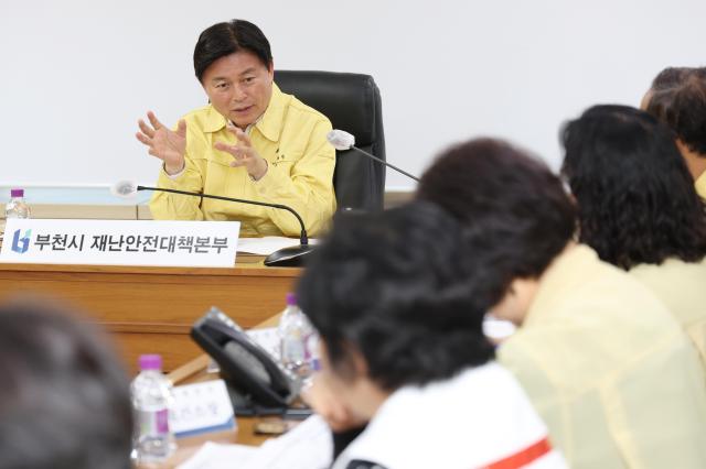 조용익 부천시장이 재난안전대책 긴급회의를 열고 전 부서가 협업해 신속하고 과감하게 대책을 마련할 것을 당부했다 사진부천시