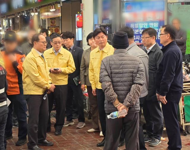 조용익 부천시장왼쪽이 13일 트럭 돌진 사고가 발생한 시장을 찾아 현장을 점검하고 시민들과 이야기를 나누고 있다 사진부천시