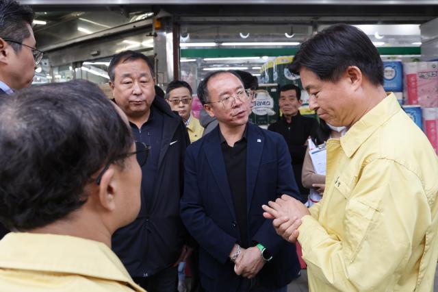 조용익 부천시장오른쪽이 13일 트럭 돌진 사고가 있었던 시장을 방문해 전국 전통시장 상인연합회 회장 및 부천시 전통시장 연합회 사무국장의 이야기를 듣고 있다 사진부천시