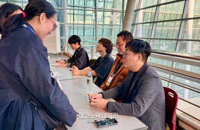 부산 벡스코에서 열린 지콘 2025에서 대담을 마친 라운드8 스튜디오의 진승호 디렉터맨 왼쪽부터 최지원 디렉터 권병수 내러티브 디렉터 이상균 디렉터가 현장 팬사인회를 진행하고 있다