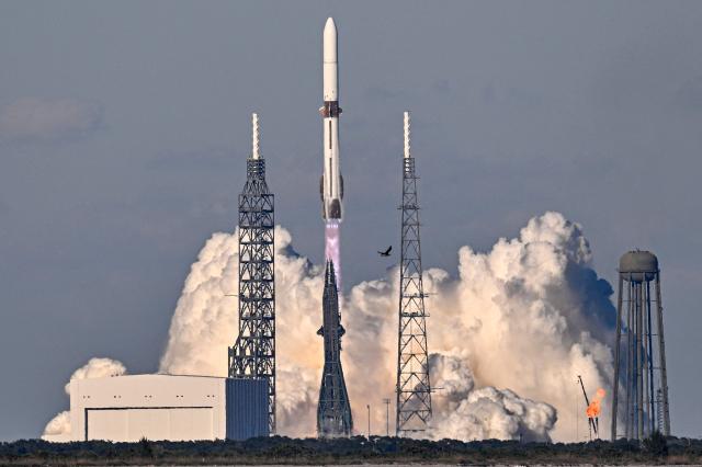 블루오리진의 로켓 뉴 글렌이 13일현지시간 미국 플로리다주 케이프 커내버럴 우주군 기지에서 발사되고 있다 사진AFP연합뉴스