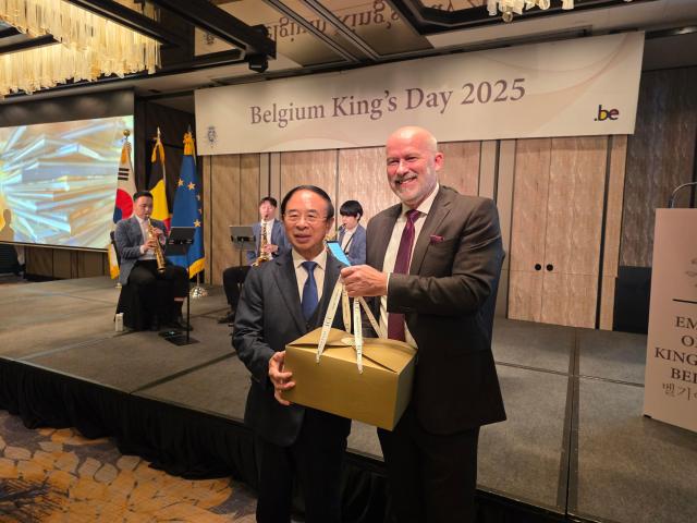 심민 임실군수왼쪽와 브루노 얀스 주한 벨기에 브루노 얀스 대사와 선물을 교환하고 있다사진임실군