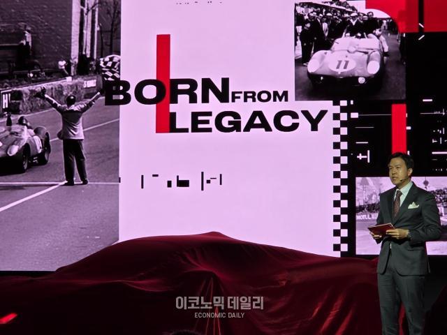 849 테스타로사를 설명하는 이상욱 FMK 세일즈 매니저 사진류청빛 기자