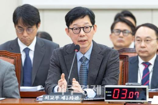 [포토] 한미 조인트 팩트시트 관련 답변하는 박윤주 차관