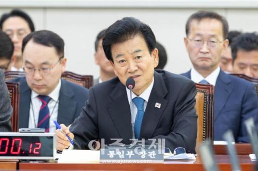 [포토] 답변하는 ​​​​​​​정동영 통일부 장관