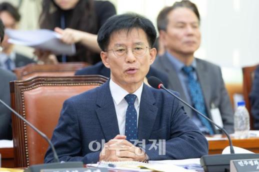 [포토] 답변하는 방용승 민주평통 사무처장