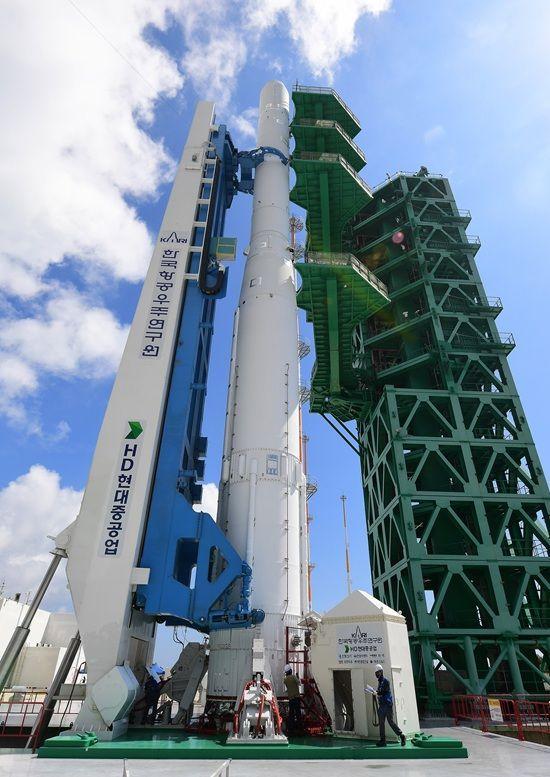 발사대 거치를 완료한 누리호 사진한국항공우주연구원