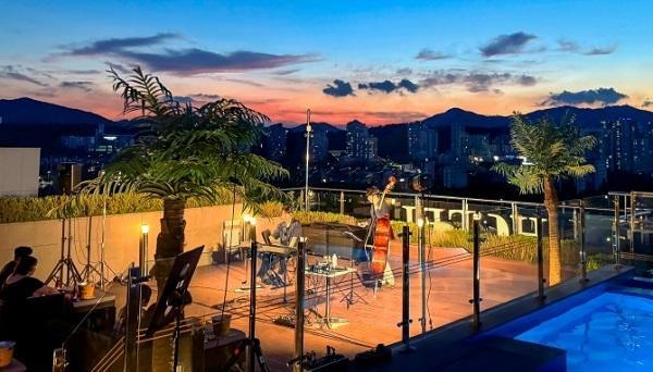 호텔스카이파크 센트럴 서울 판교에서 진행되었던 루프탑 풀콘서트 사진호텔스카이파크